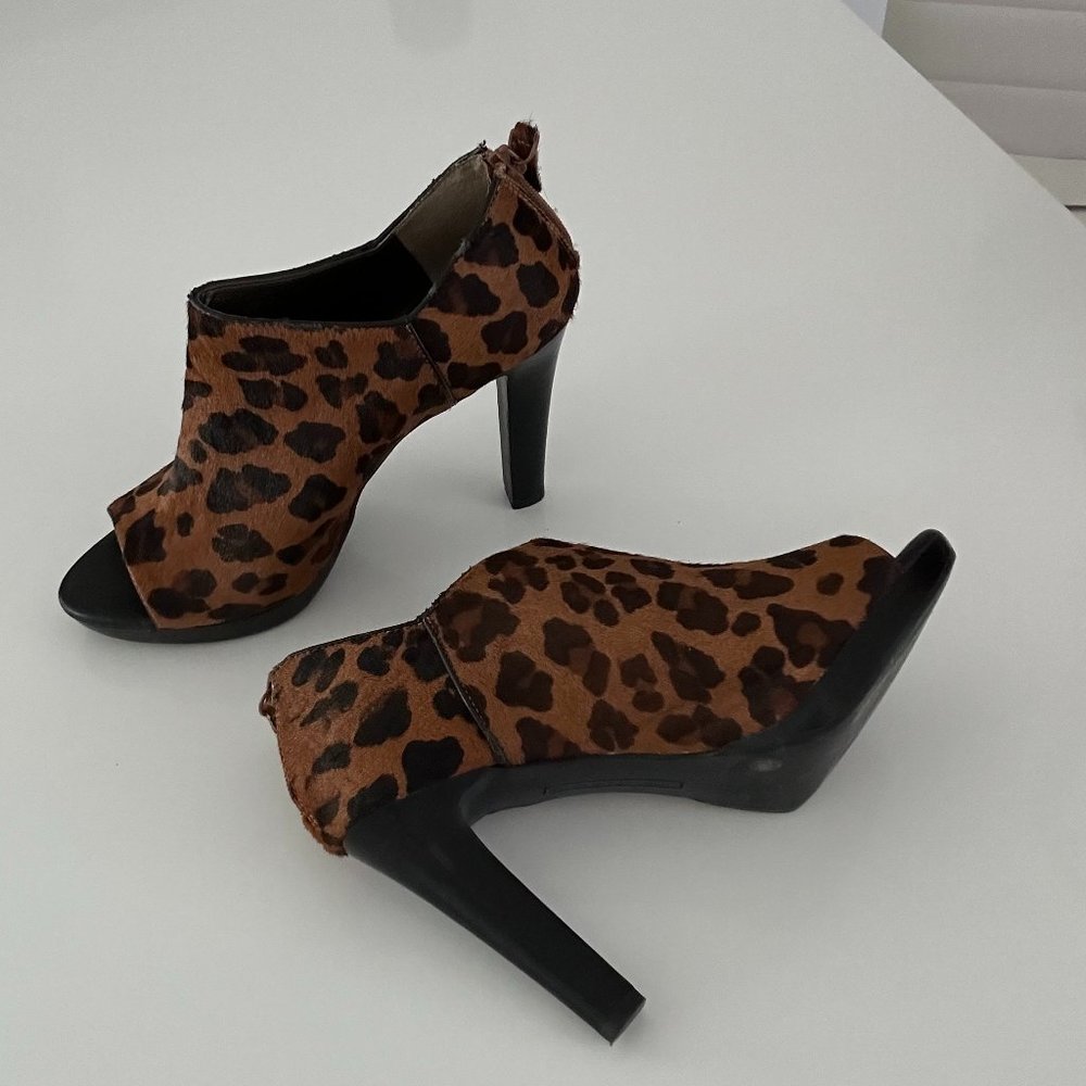Banana Republic Leopard Print Calf Fur Peep Toe Bootie Sz 7.5